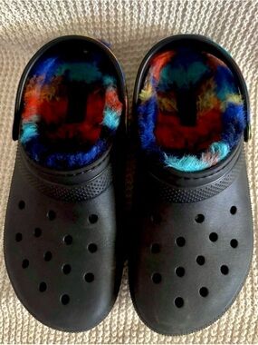 Crocs Kids 4 Black Lined Clogs – Rainbow Fuzzy Interior